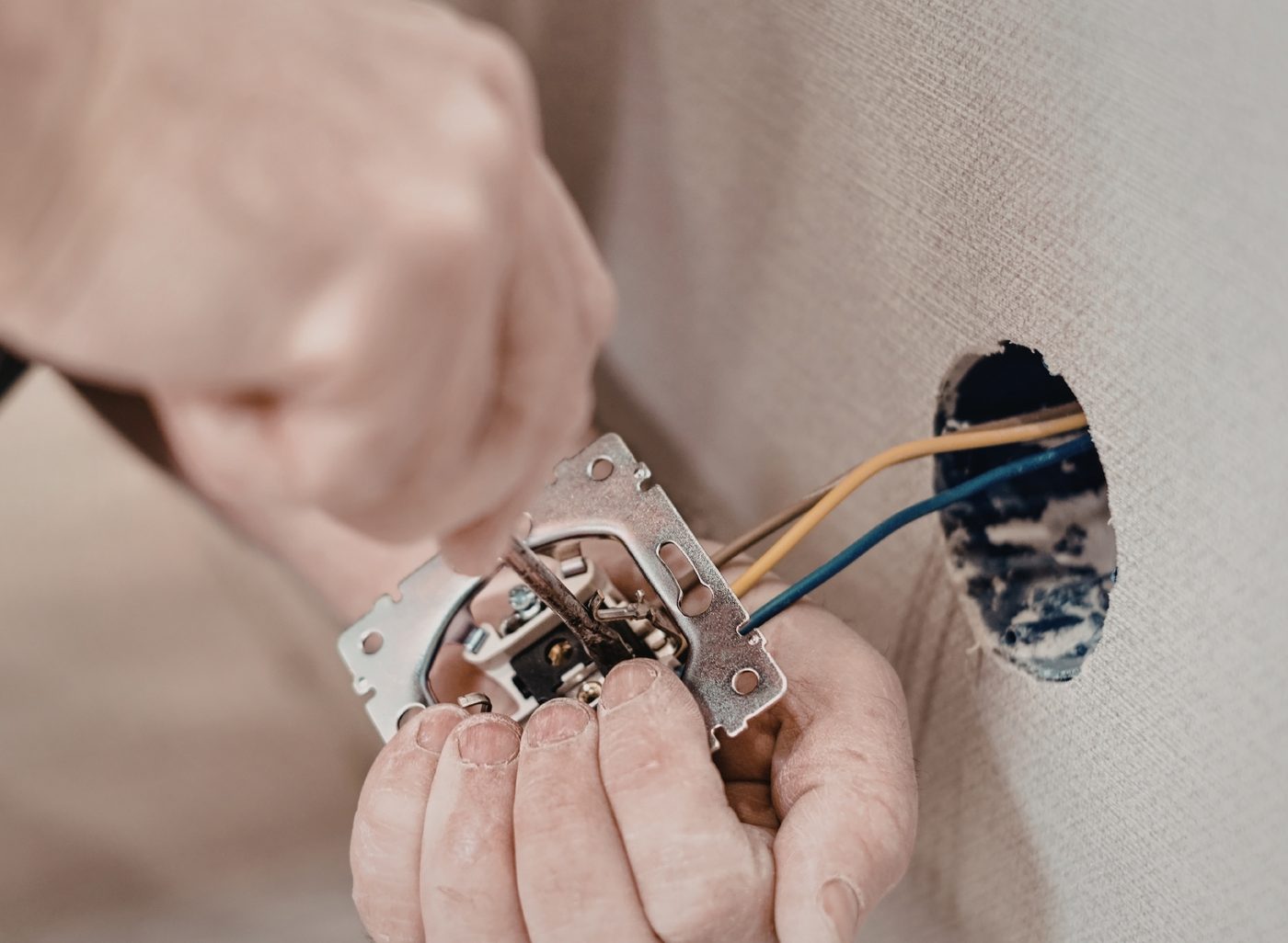 Pourquoi faire appel à un électricien certifié pour vos travaux